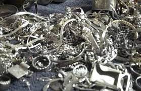 parecchio argento da vendere portato in un negozio di compro oro