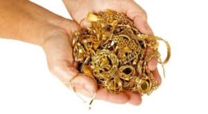 parecchio oro nella mani di una persona che deve venderlo e si reca in un compro oro per una valutazione